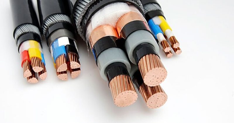 des câbles électriques